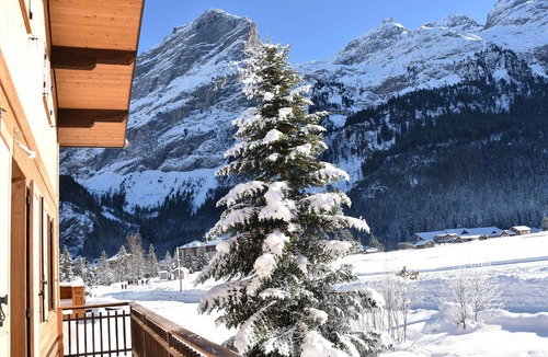 Pralognan-la-Vanoise Ski Chalet | Sunny chalet with balcony and wood stove