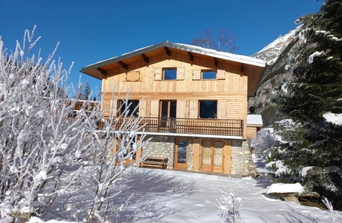 Pralognan-la-Vanoise Ski Chalet | Sunny chalet with balcony and wood stove