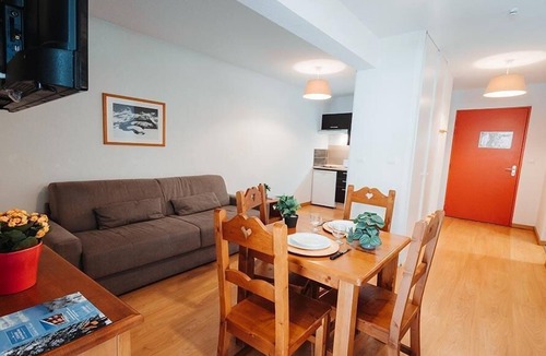 Ax-les-Thermes Apartment | Swimming pool, balcony, parking, tv, ski locker, 31m², Ax-Les-Thermes