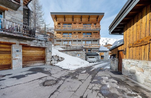 Tignes Apartment | Tignes Le Lac – Ski-In/Ski-Out Duplex with Chalet Ambience