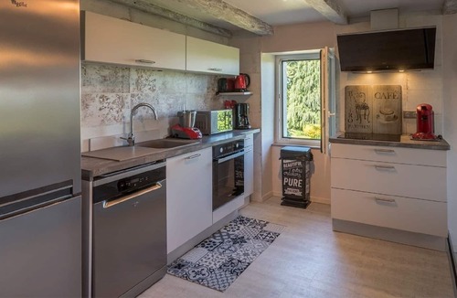 Sansac-Veinazes Cottage | Tranquil Cottage in Sansac with Balcony
