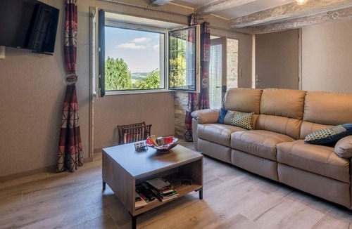 Sansac-Veinazes Cottage | Tranquil Cottage in Sansac with Balcony