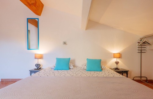 Laurac-en-Vivarais Bed & Breakfast | Turquoise Guest Room, Shared Terrace & Garden, Wi-Fi