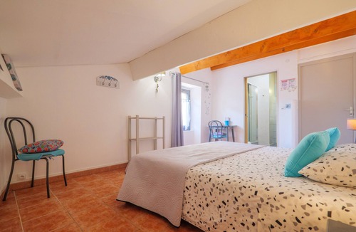 Laurac-en-Vivarais Bed & Breakfast | Turquoise Guest Room, Shared Terrace & Garden, Wi-Fi