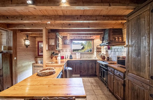Chamonix City Centre Ski Chalet | Typical Chalet in Chamonix with Parking and Wifi, Near Center and Slopes