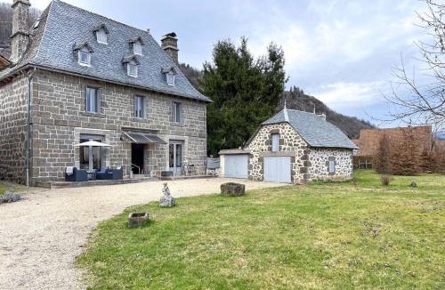 Velzic House | Villa de 150m2, 4 ch, 4 SDB, Wifi, Patio, Vallée de la Jordanne