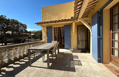 Cabrieres-d'Avignon Villa | Villa in a beautiful setting with views, very quiet. Large fenced property