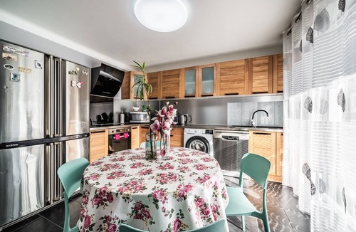 Cluses Villa | Villa "L'Oranaise" – 190 m², Mountain View, Private Balconies, Terraces & Garden