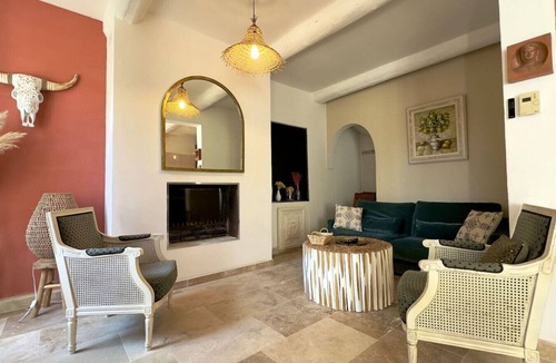 Fontaine-de-Vaucluse House | Villa les Volets Bleus, an authentic house in the city center.