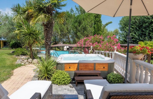 Montcabrier Villa | Villa Raffy: Luxury, Pool, Jacuzzi, Relaxing Underwater Bar