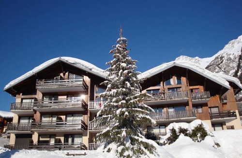 Pralognan-la-Vanoise Apartment | Wifi, 20m from ski slopes, Ground floor, balcony, parking, tv, ski locker, 30m²