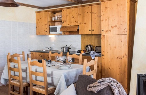 Les Almes Apartment | Wifi, 200m from resort center, balcony, fireplace or stove, tv, ski locker, 70m², Tignes