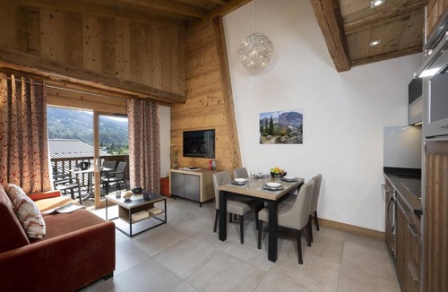 Samoens Apartment | Wifi, 200m from shops, fitness, swimming pool, sauna, hammam, balcony, parking, tv, ski locker, 45m²