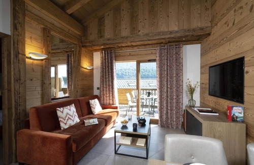 Samoens Apartment | Wifi, 200m from shops, fitness, swimming pool, sauna, hammam, balcony, parking, tv, ski locker, 45m²