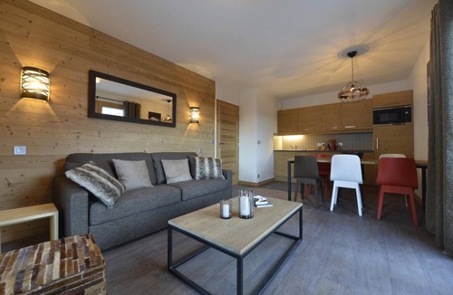 Les Menuires Apartment | Wifi, 50m from resort center, swimming pool, terrace, balcony, tv, ski locker, 58-65m², Les Menuires