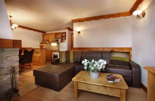 Oz-en-Oisans Apartment | Wifi, 50m from resort center, fitness, swimming pool, sauna, hammam, balcony, fireplace or stove, tv