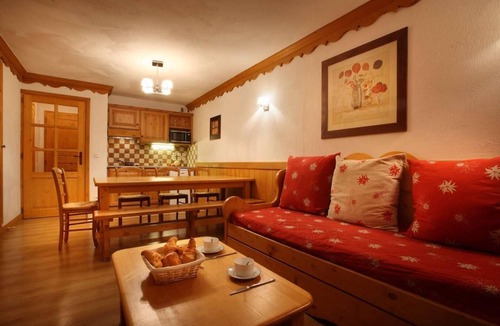 Oz-en-Oisans Apartment | Wifi, 50m from resort center, fitness, swimming pool, sauna, hammam, balcony, fireplace or stove, tv