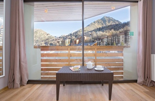 Isola Apartment | Wifi, 50m from shops, swimming pool, sauna, balcony, tv, ski locker, 40m², Isola 2000