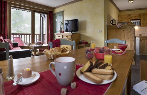 Les Almes Apartment | Wifi, ski-in/ski-out & foot of the slopes, fireplace or stove, tv, ski locker, 66m², Tignes