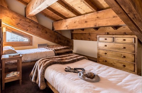 Les Almes Apartment | Wifi, ski-in/ski-out & foot of the slopes, fireplace or stove, tv, ski locker, 66m², Tignes
