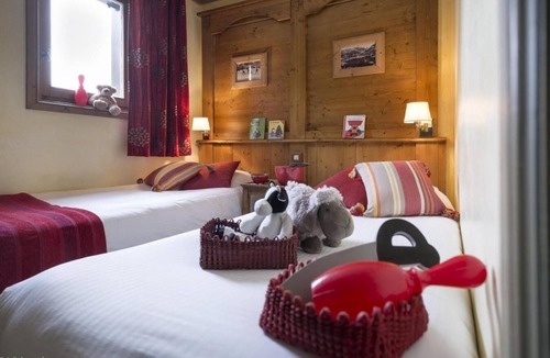 Les Almes Apartment | Wifi, ski-in/ski-out & foot of the slopes, balcony, fireplace or stove, tv, ski locker, 45m², Tignes