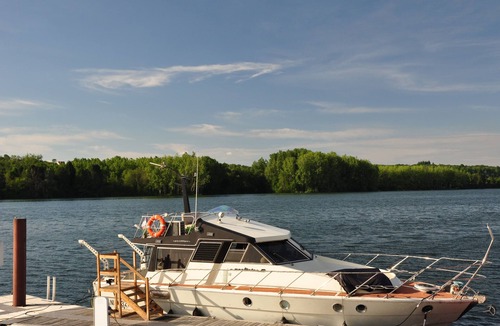 Guernes Boat Rental | Yacht avec Jacuzzi pour amoureux: L'Odysea