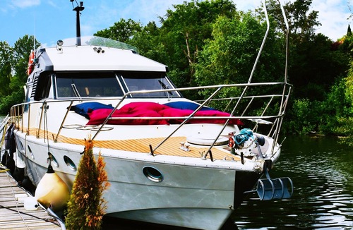 Guernes Boat Rental | Yacht avec Jacuzzi pour amoureux: L'Odysea