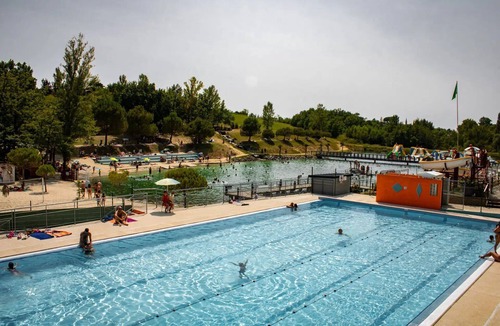 Monclar-de-Quercy Ski Chalet | ZEcamping 3 étoiles piscine couverte locatif TV LV clim 35m2 6 pers