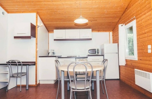 Monclar-de-Quercy Ski Chalet | ZEcamping 3 étoiles piscine couverte locatif TV LV clim 35m2