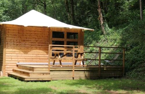 Saint-Constant-Fournoules House | ZEcamping 3 étoiles avec piscine bar et restaurant en bord de ruisseau