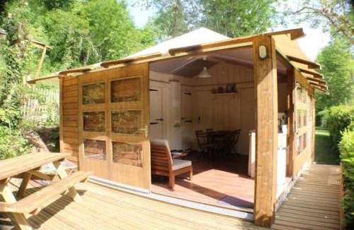 Saint-Constant-Fournoules House | ZEcamping 3 étoiles avec piscine bar et restaurant en bord de ruisseau