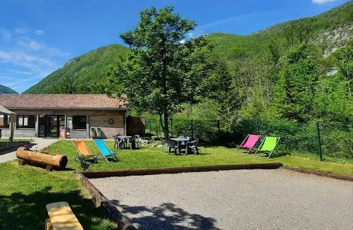 Chezery Forens House | ZEcamping 3* toboggans chiens acceptés mobil-home 35m2 6 pers