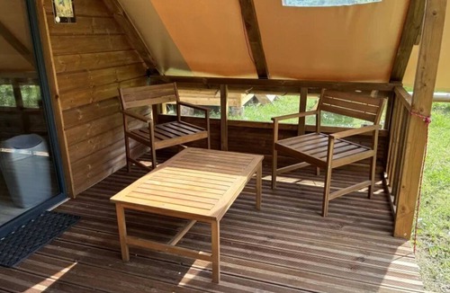 Chezery Forens Cabin | ZEcamping 3* toboggans chiens acceptés cabane 20m2 5 pers