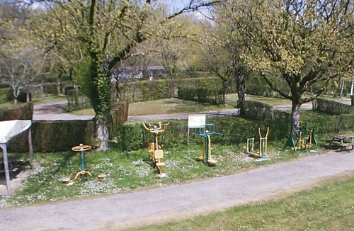 Lons-le-Saunier Ski Chalet | ZEcamping 4* piscine animaux acceptés club enfant locatif TV BBQ 28m2