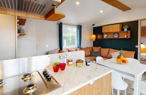 Lattes House | ZEcamping 4* toboggans club enfant locatif clim 36m2 8 pers