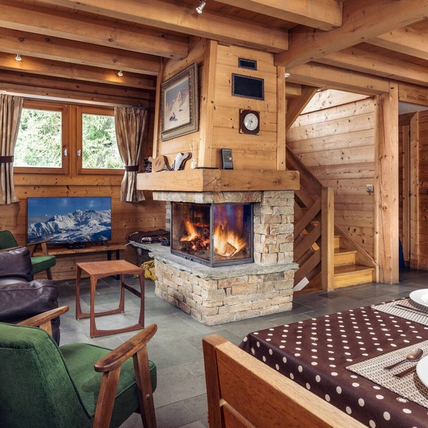 Cozy chalet with fireplace and hot tub in Méribel