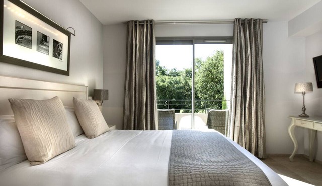 1 bedroom suite with garden view