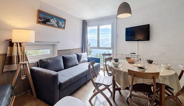10m from resort center, 3rd floor, view mountain, swimming pool, tv, ski locker, 43m², Le Corbier