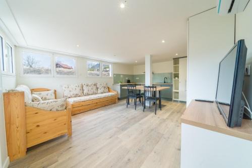 28 Grand Rocher Bright & quiet ground floor 4 BDR