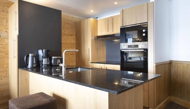 300m from resort center, fitness, swimming pool, sauna, jacuzzi, hammam, balcony, tv, ski locker