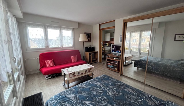 40m2 studio located 5 minutes walk from the city center with beautiful terrace