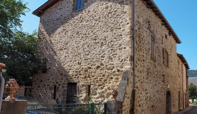 85m2 apartment in 18th century house in the heart of the village.