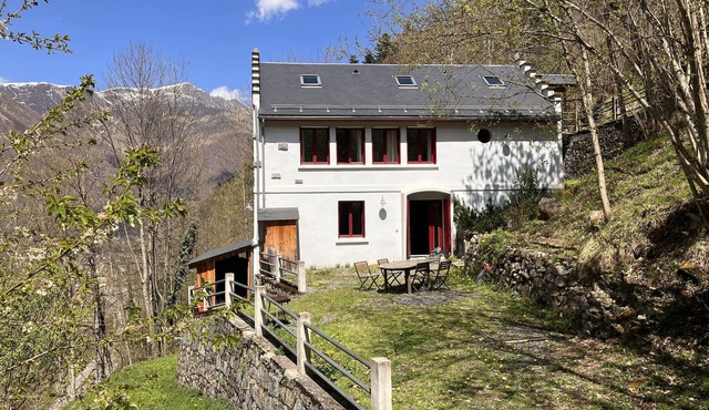 A fully equipped chalet surrounded by nature, just 900 meters from the gondola lifts