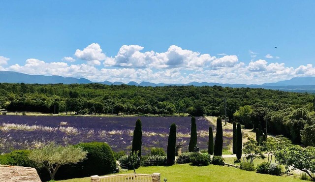 A magnificent farmhouse in Drôme Provençale with a pool and a view of Mont Ventoux.