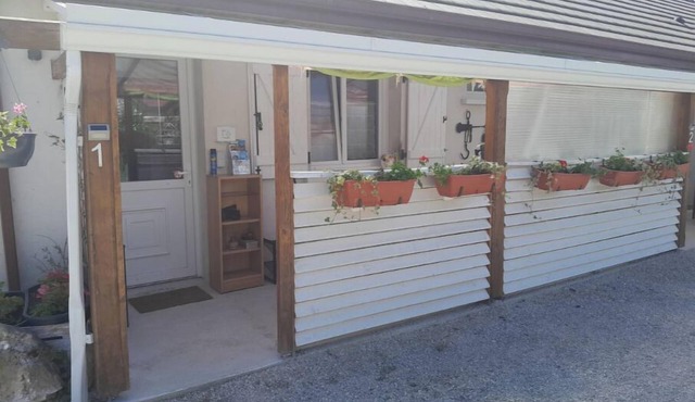 A39, Exit N*5, T1: Quiet/Peaceful/Relaxing/Safe. Sleeps 2 (140/200) + pets