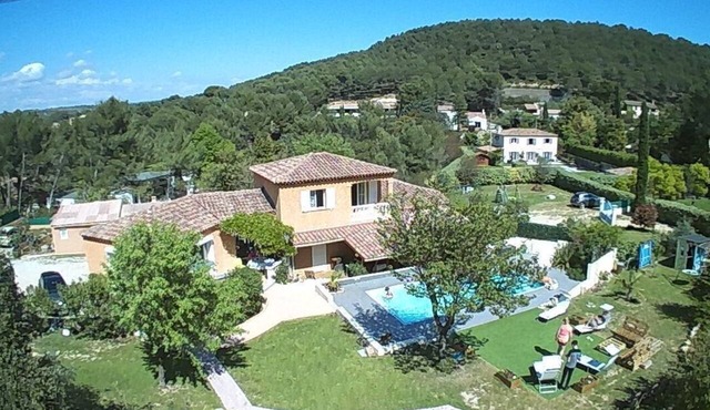Air-conditioned Provençal villa with a pool (8 m x 4 m)—a haven of peace.