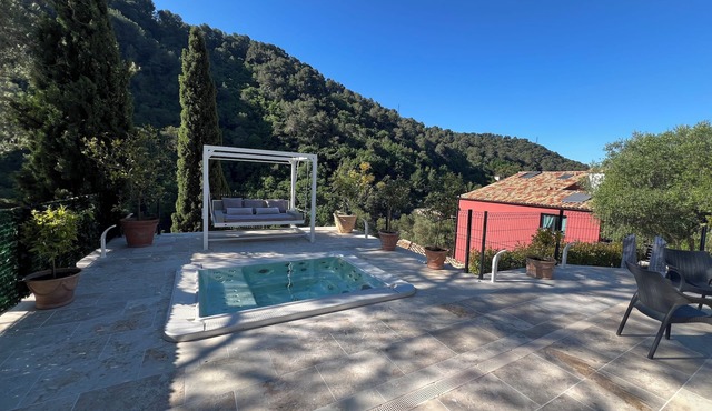 Air-conditioned studio with terrace, jacuzzi & parking - near Nice & Monaco in La Trinité