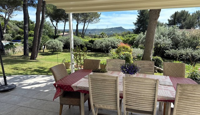 Aix en Provence, near, beautiful country house 200 m2 with independent studio and swimming pool