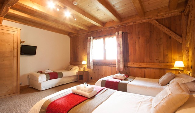 Alpine Chalet with Hot tub and Sauna sleeps up to 14, all en suite
