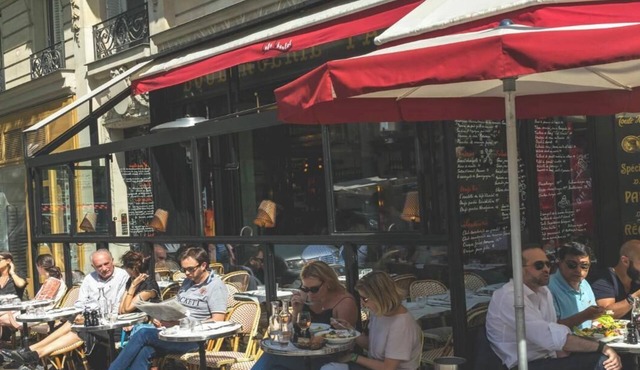 AN AUTHENTIC PARISIAN EXPERIENCE IN THE HEART LE MARAIS - RUE DU TEMPLE